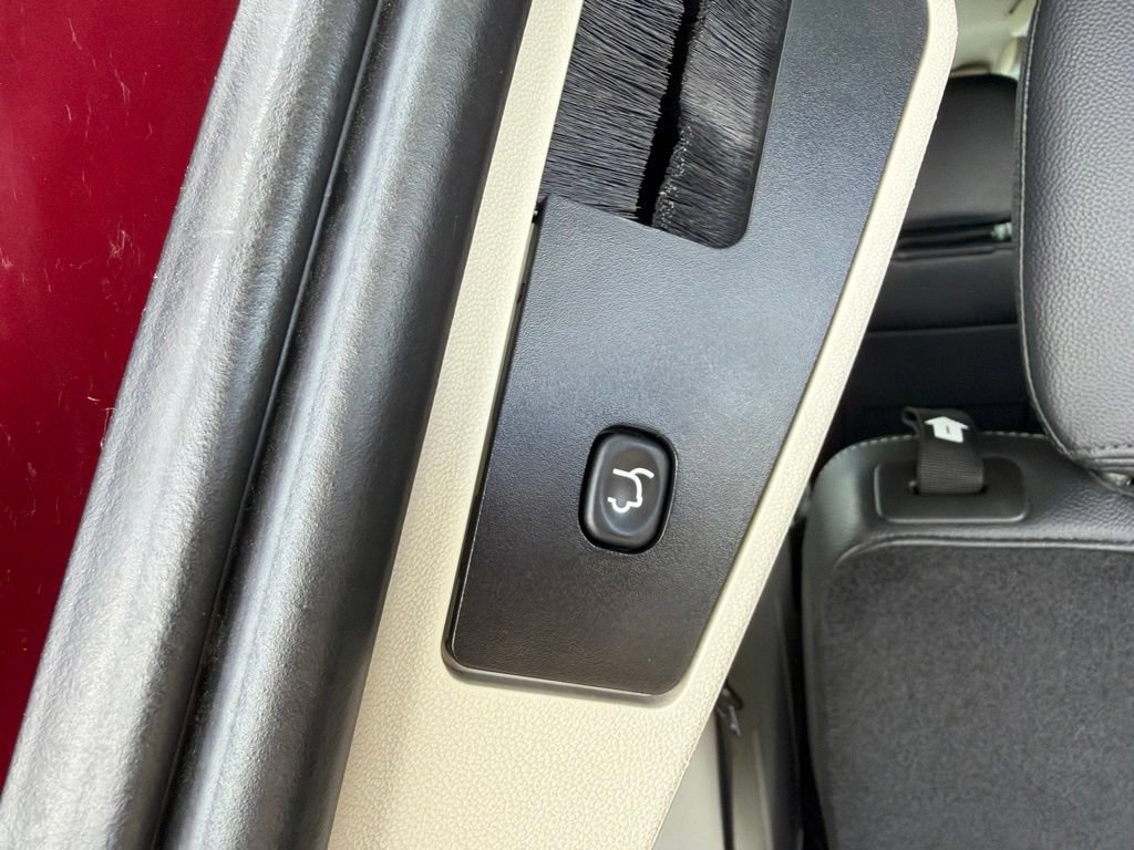 Used 2014 Chrysler Town & Country Touring FWD image 37