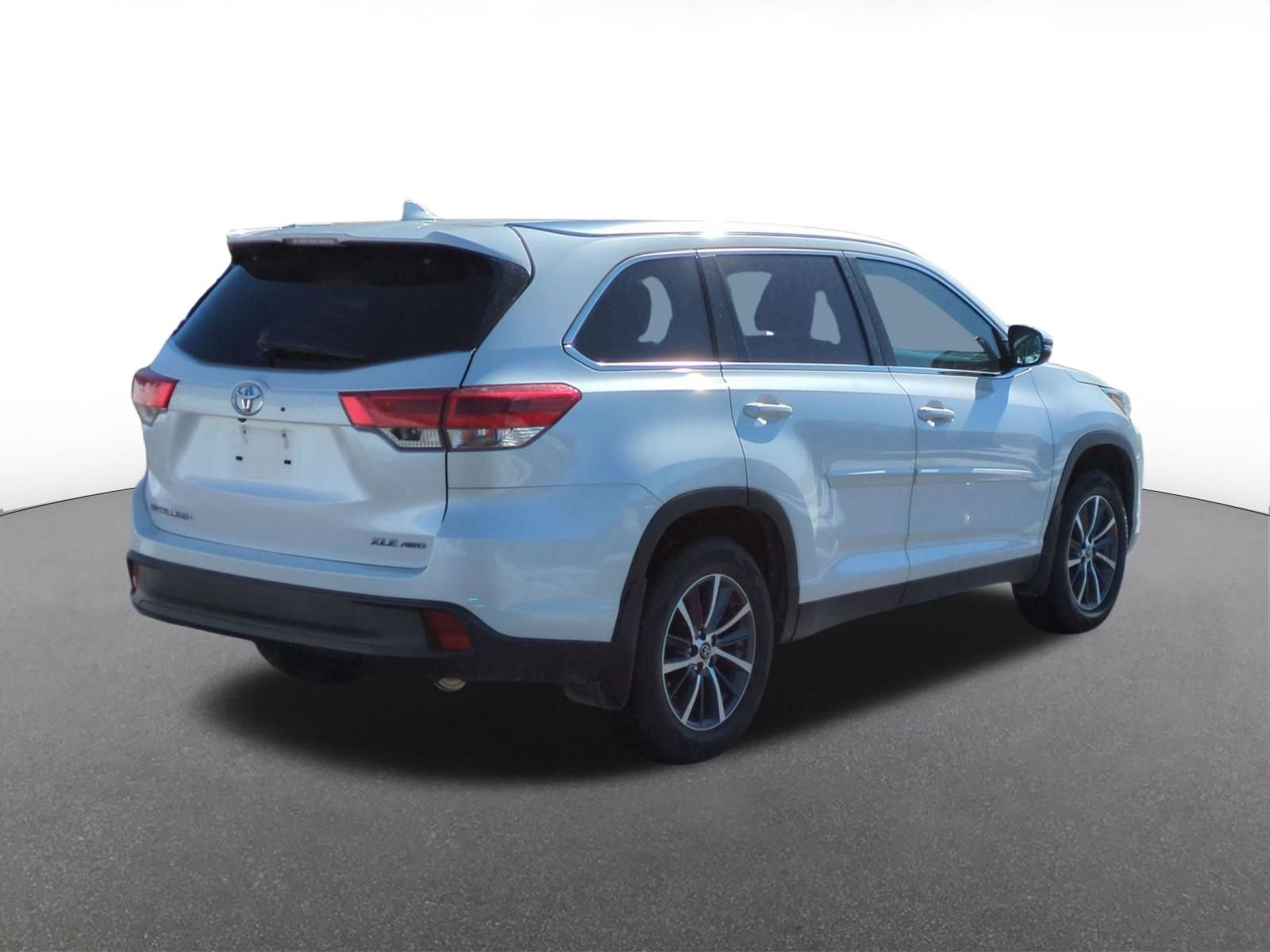Used 2019 Toyota Highlander XLE image 3