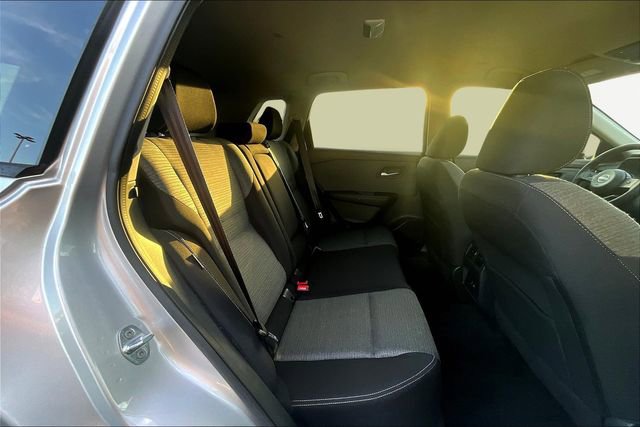 Used 2022 Nissan Rogue SV image 17