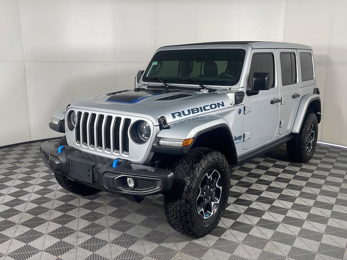 Used 2023 Jeep Wrangler Unlimited Rubicon 4xe w/ Cold Weather Group AWD/4WD image 2