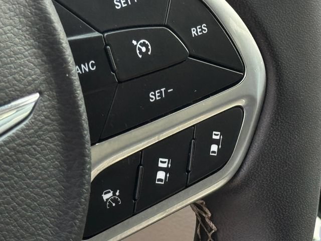 Used 2023 Chrysler Pacifica Touring-L FWD image 11