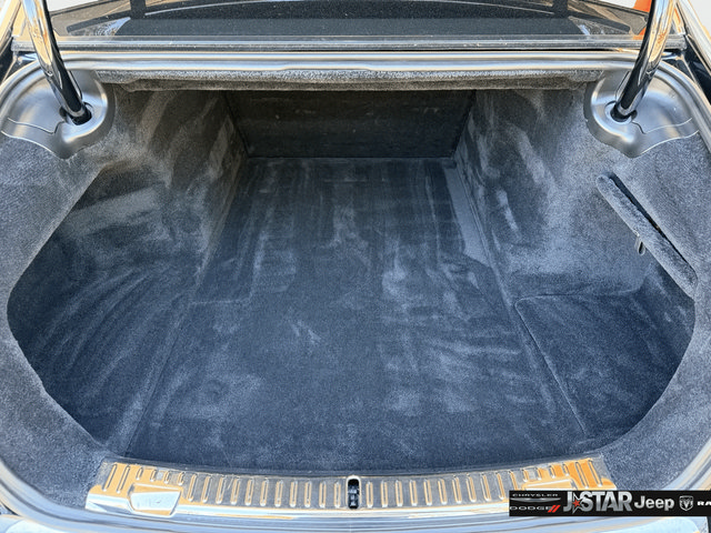 Used 2022 Rolls-Royce Phantom Sedan RWD image 39