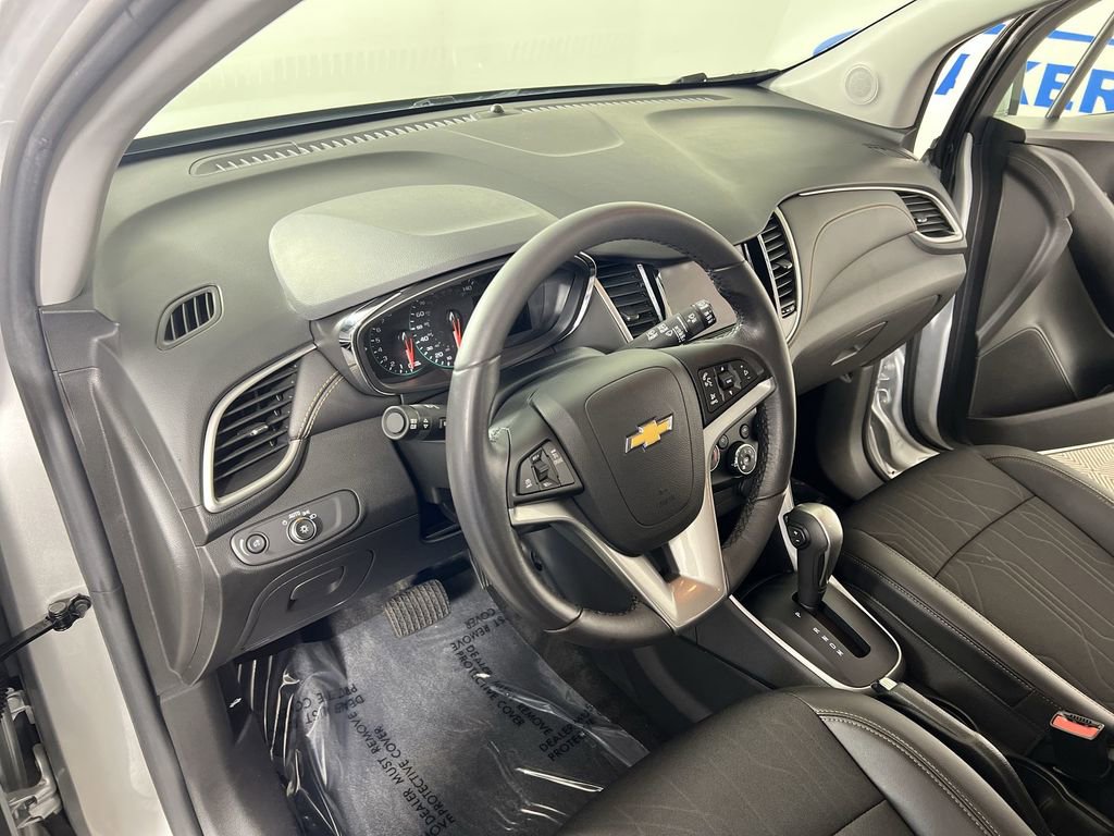 Used 2022 Chevrolet Trax LT w/ LT Convenience Package image 11