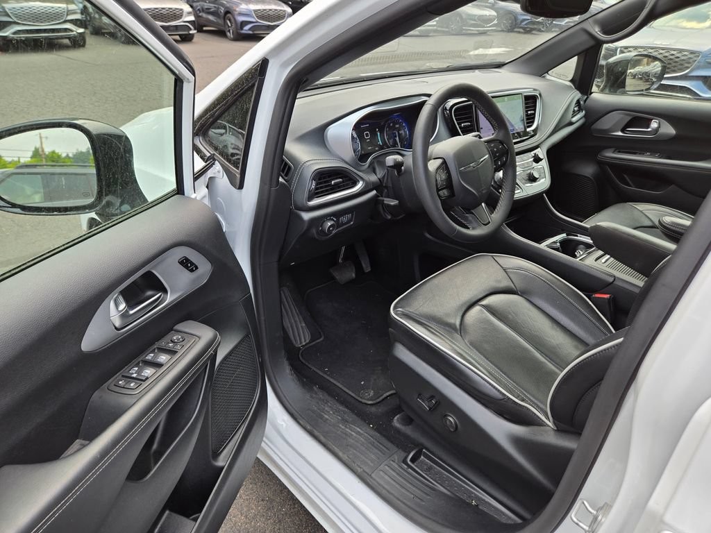 Used 2025 Chrysler Pacifica Limited FWD image 19