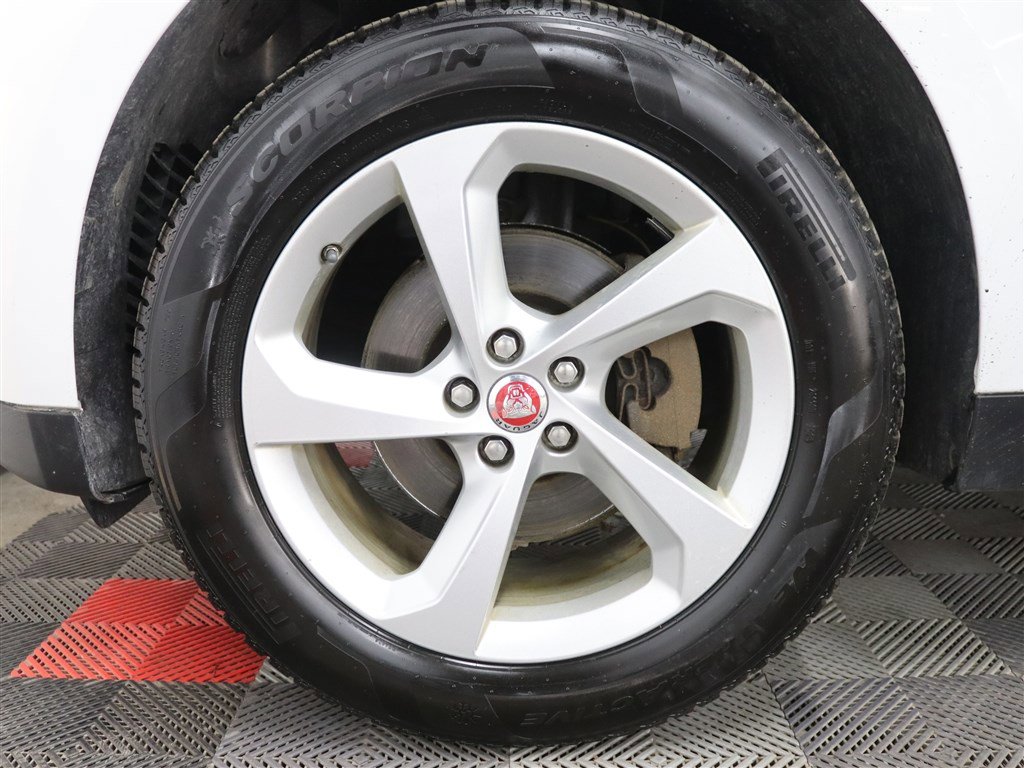 Used 2018 Jaguar F-PACE Premium image 40