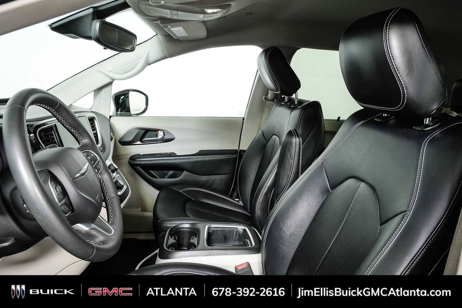 Used 2024 Chrysler Pacifica Touring-L FWD image 5
