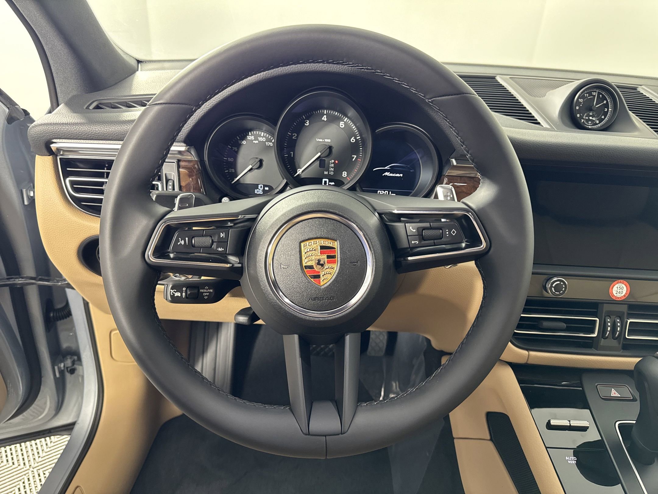 Certified 2025 Porsche Macan image 16