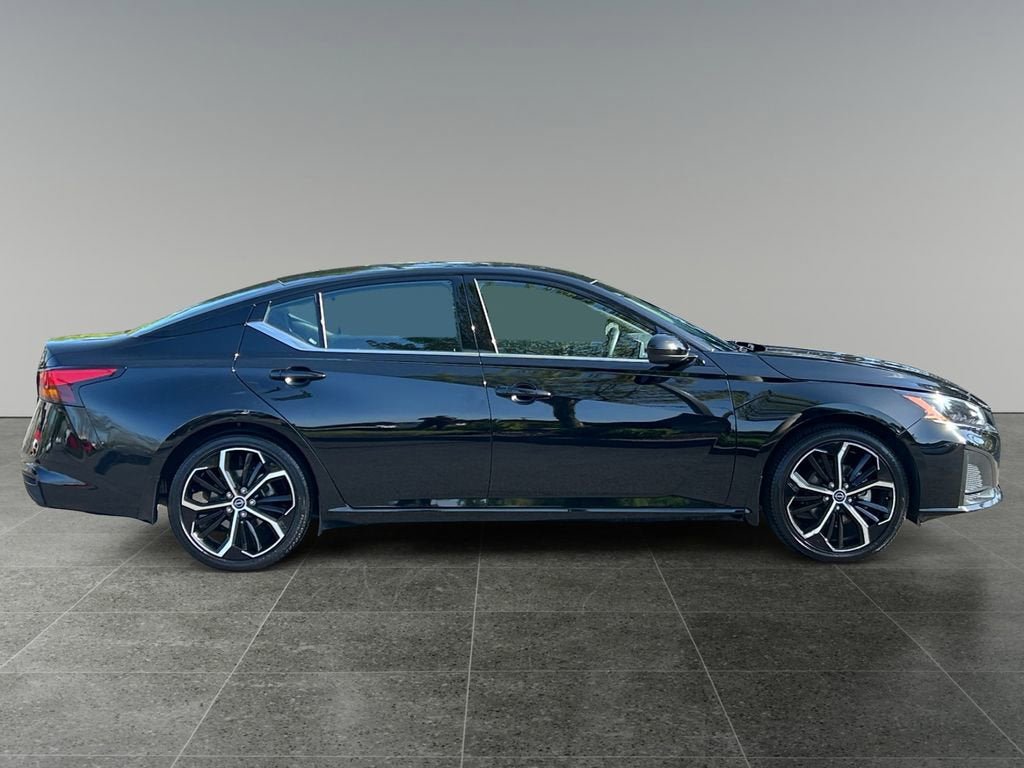 Used 2025 Nissan Altima 2.5 SR FWD image 9