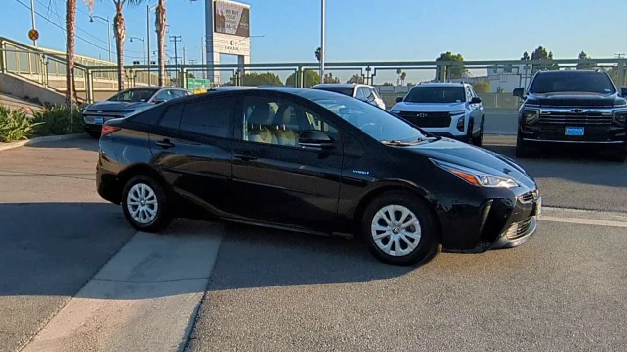 Used 2022 Toyota Prius LE FWD image 9