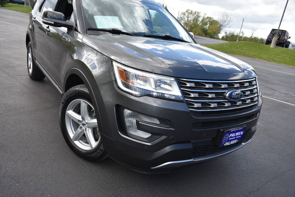 Used 2017 Ford Explorer XLT w/ Equipment Group 202A AWD/4WD image 2