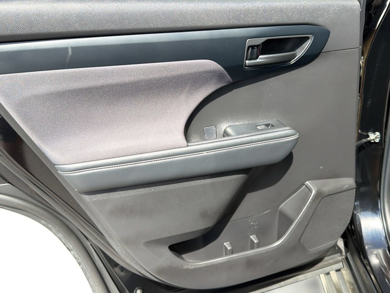 Used 2022 Toyota Highlander LE FWD image 31