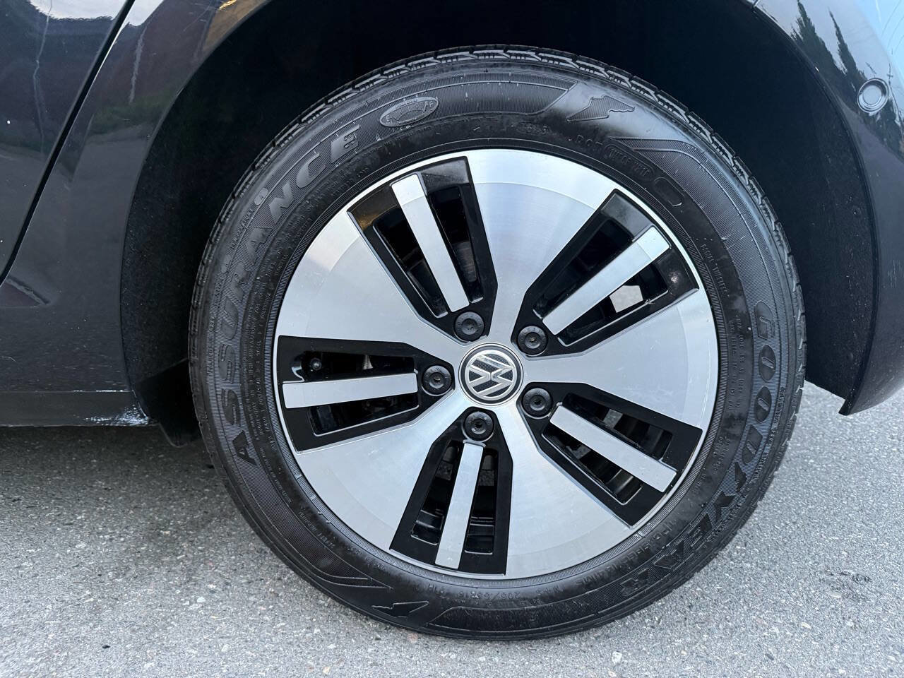 Used 2016 Volkswagen e-Golf SEL Premium w/ Driver Assistance Package image 35