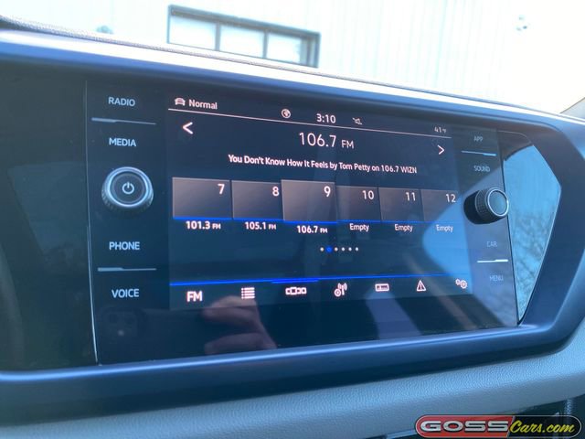 Used 2023 Volkswagen Taos SE w/ Panoramic Sunroof Package image 11