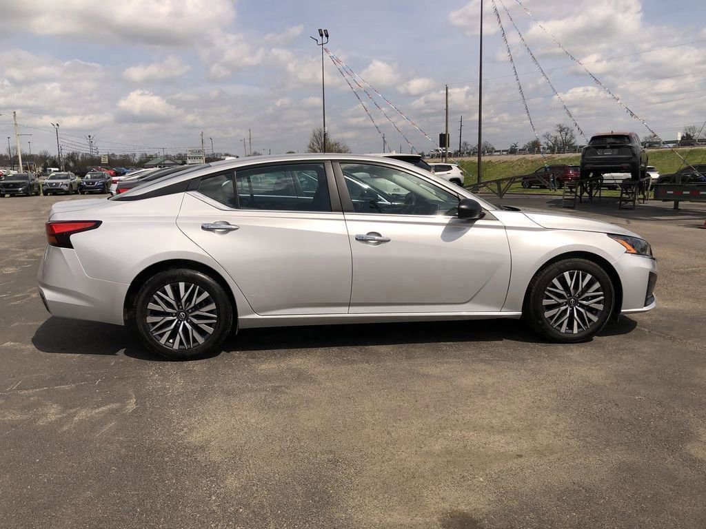 Used 2025 Nissan Altima 2.5 SV FWD image 6