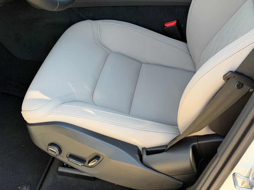 New 2026 Volvo XC60 T8 Plus w/ Climate Package AWD/4WD image 16