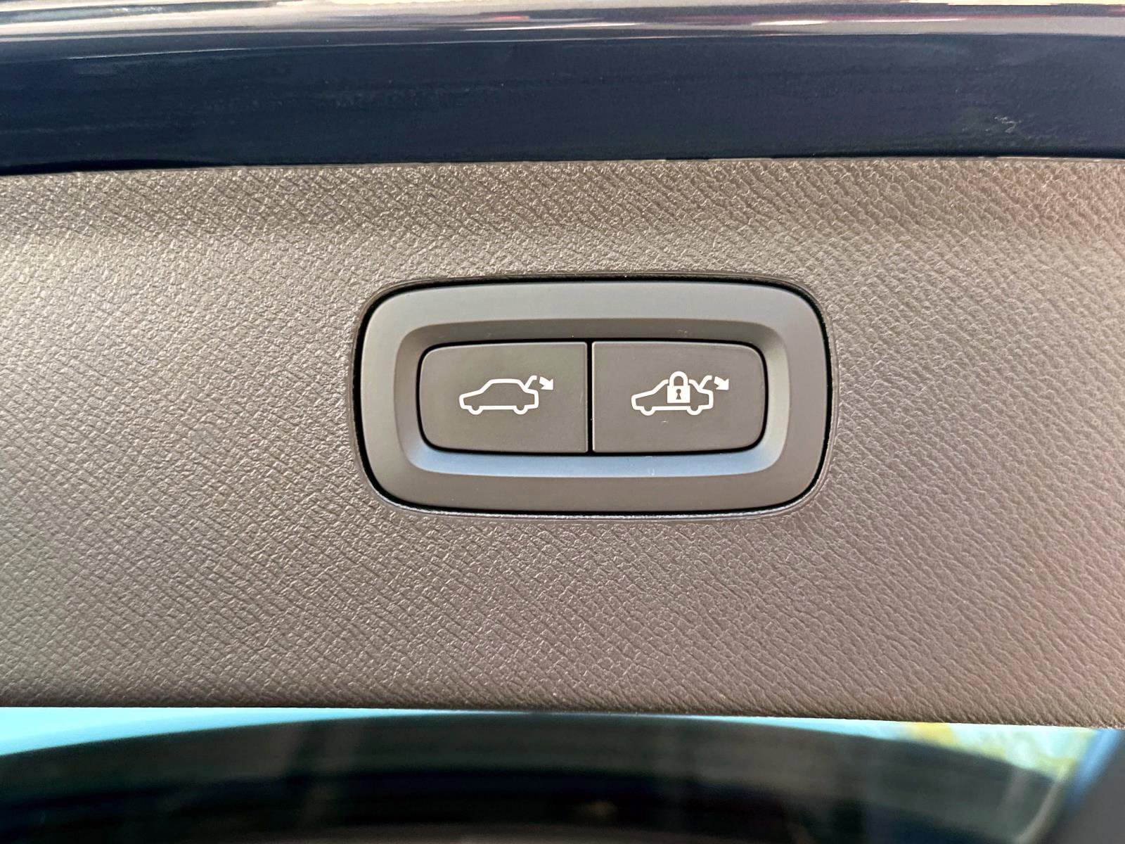 Certified 2025 Volvo XC90 B5 Core image 12