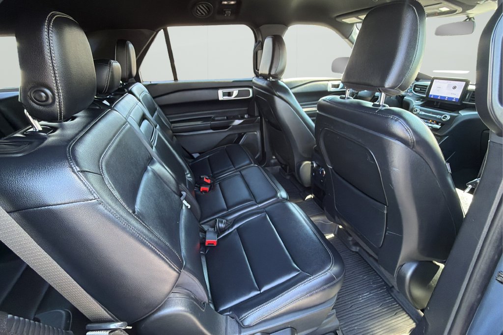 Used 2020 Ford Explorer XLT w/ Equipment Group 202A AWD/4WD image 13
