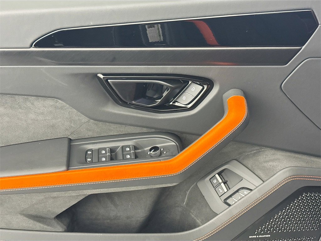 Used 2025 Lamborghini Urus SE image 18