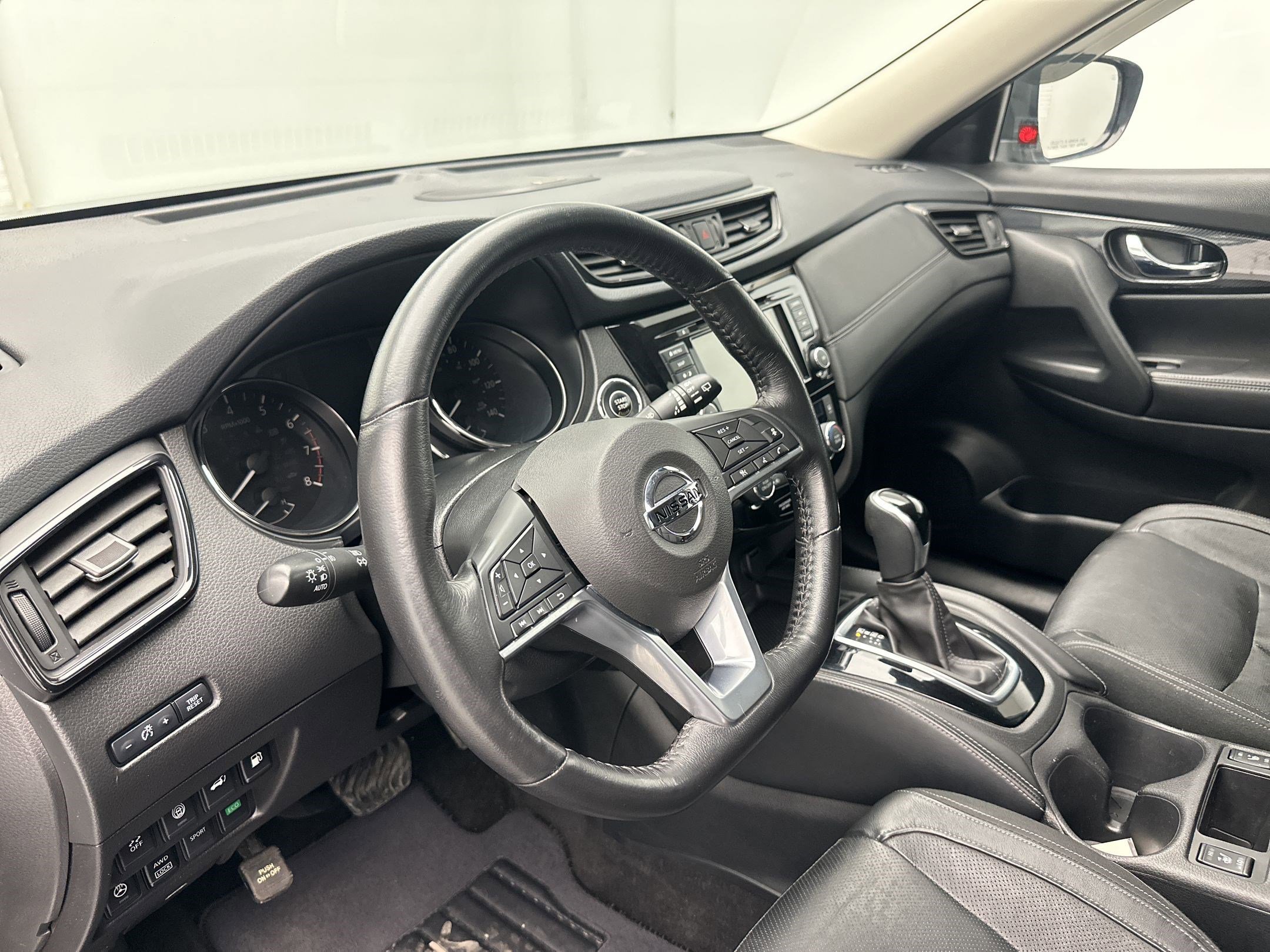 Used 2018 Nissan Rogue SL w/ Premium Package image 4