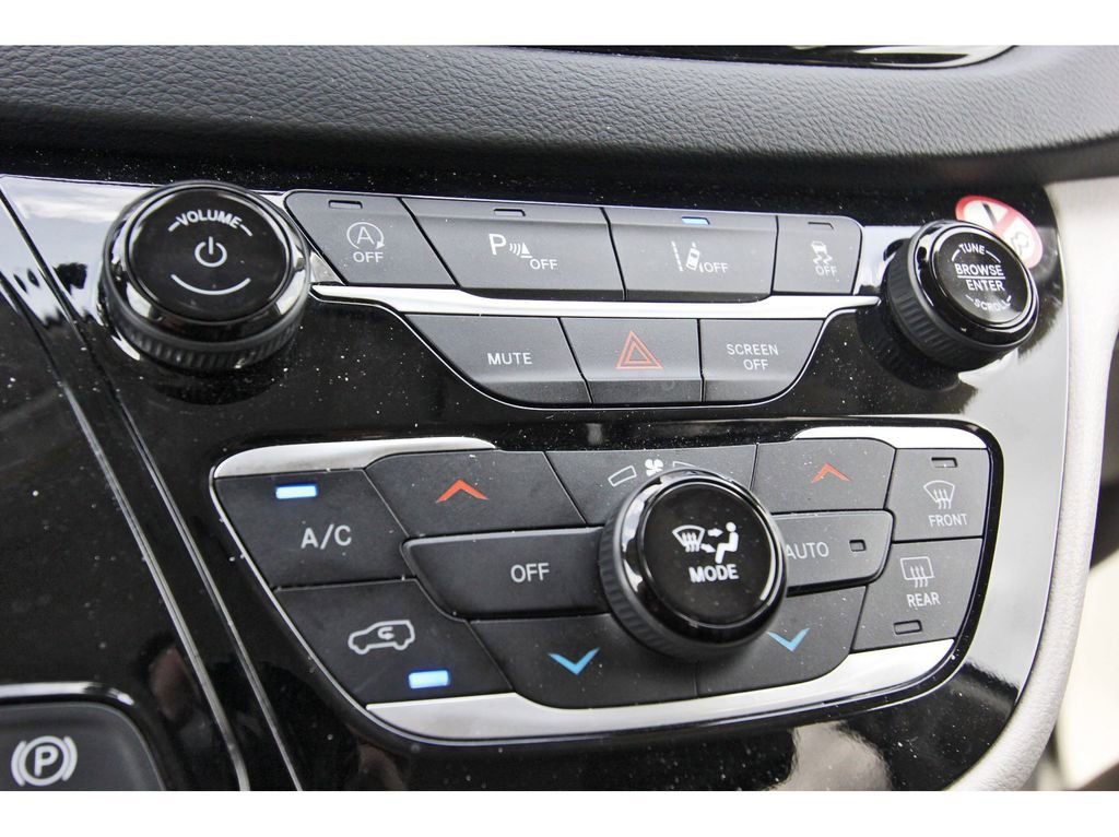 Used 2023 Chrysler Pacifica Touring-L image 25