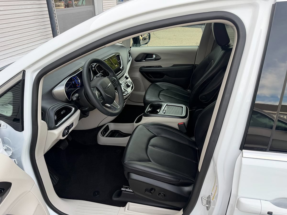 Used 2024 Chrysler Pacifica Limited FWD image 4