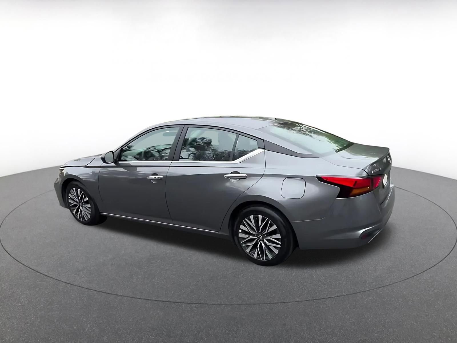 Used 2025 Nissan Altima 2.5 SV FWD image 10