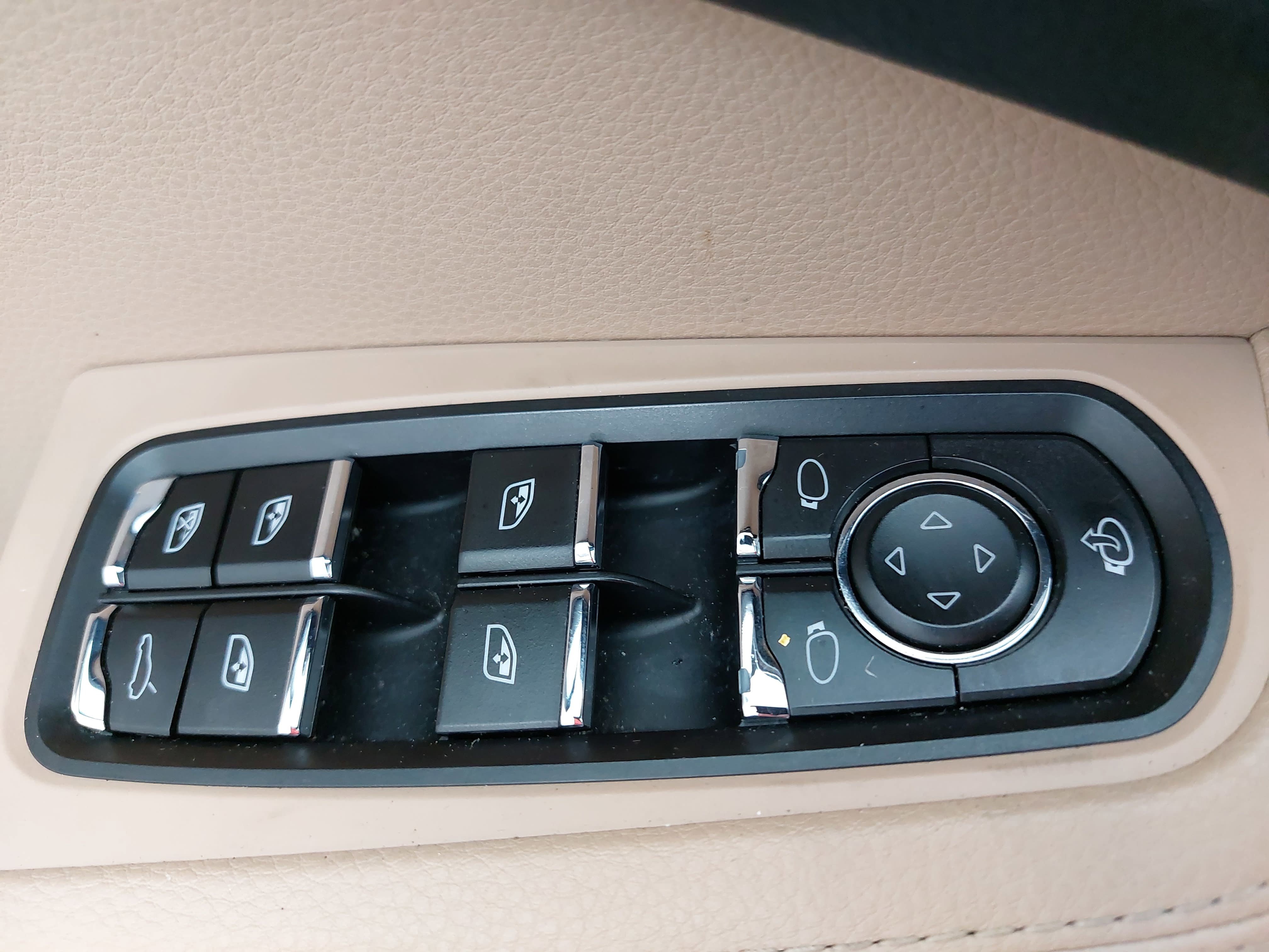 Certified 2023 Porsche Macan AWD/4WD image 30
