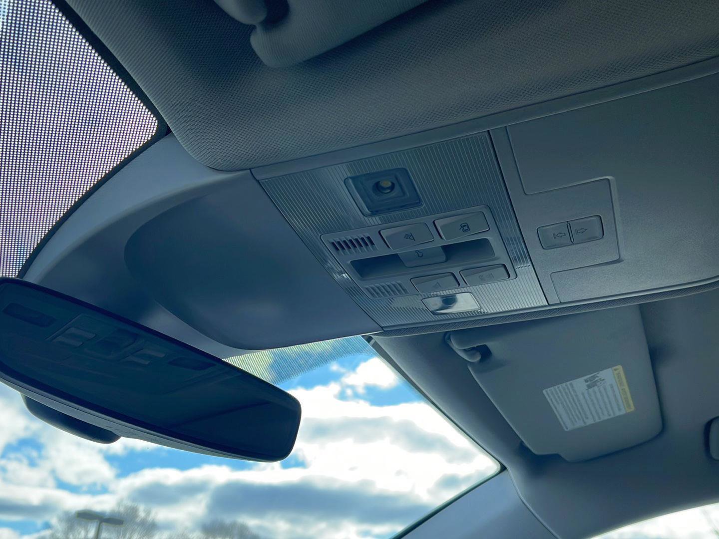 Used 2025 Volkswagen Taos SE image 31