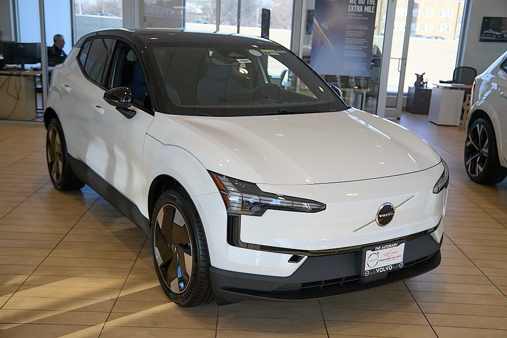 New 2026 Volvo EX30 Plus w/ Climate Package image 3