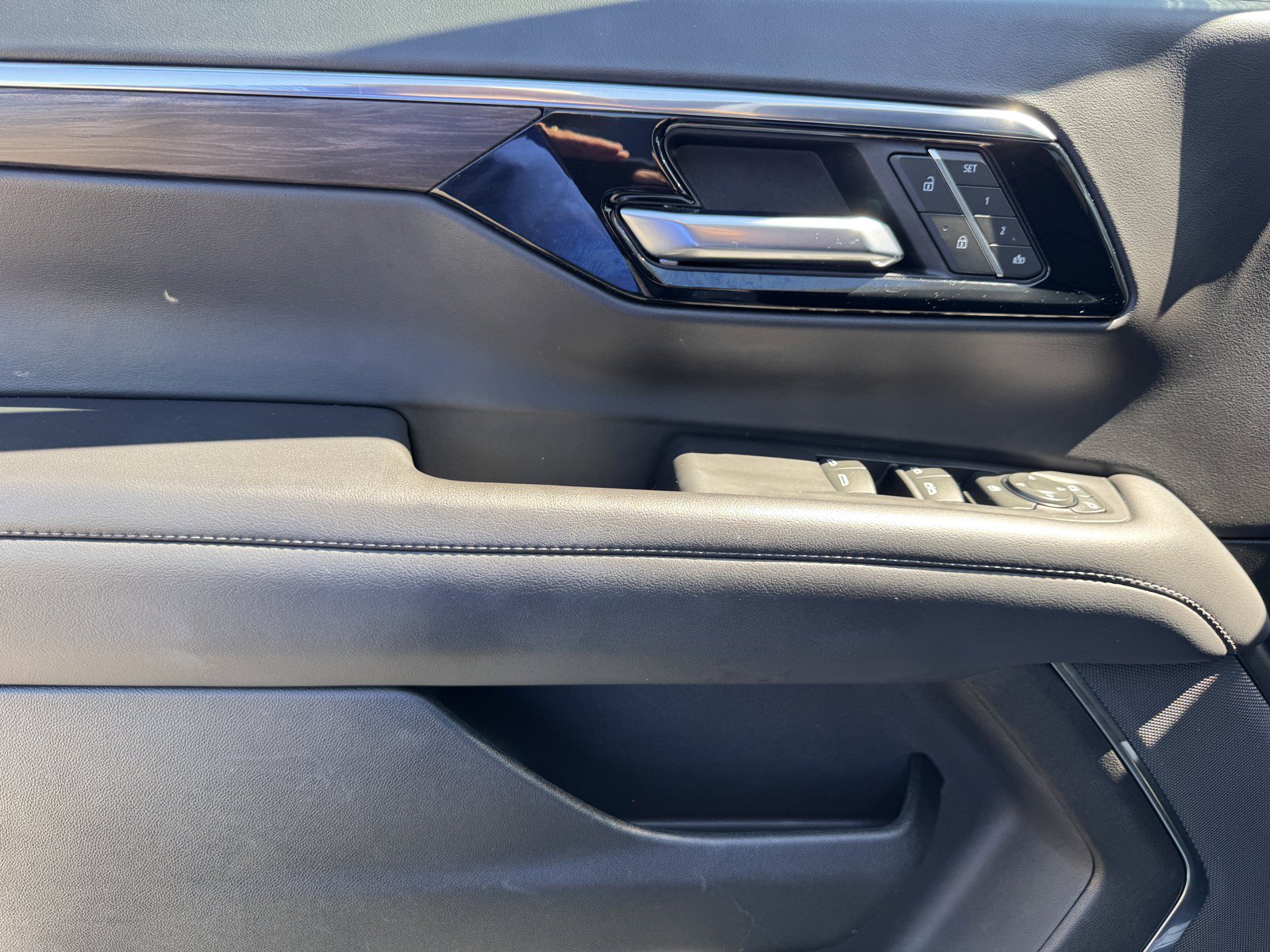 Used 2025 Chevrolet Tahoe LT RWD image 17