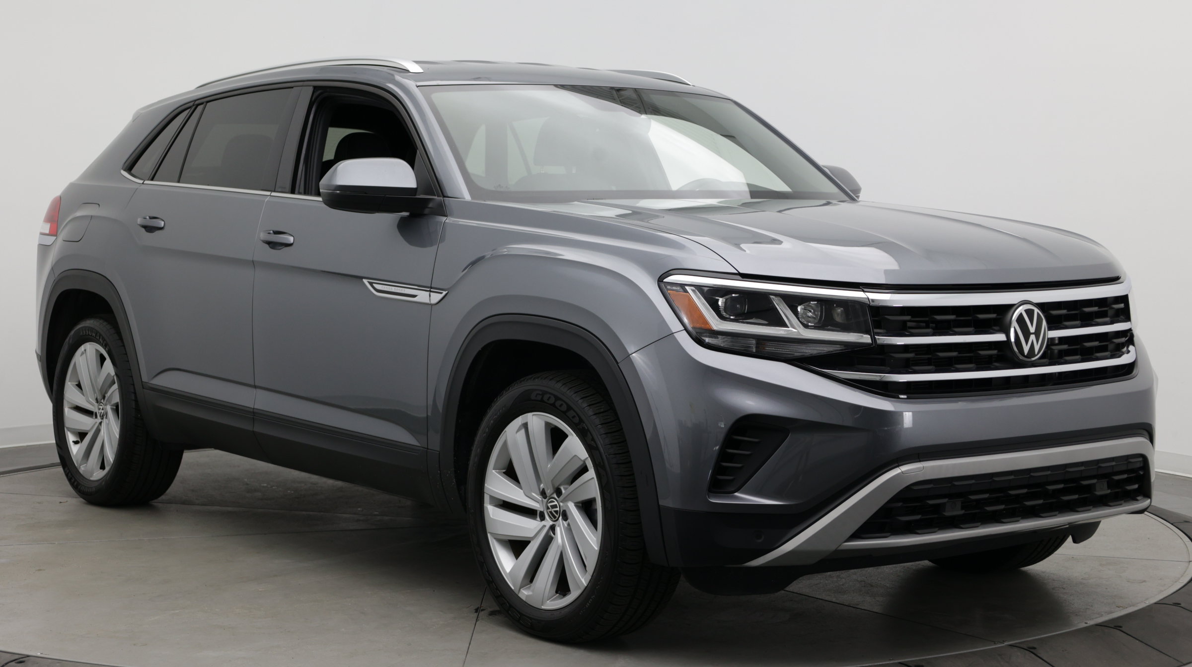 Used 2023 Volkswagen Atlas Cross Sport SE FWD image 3