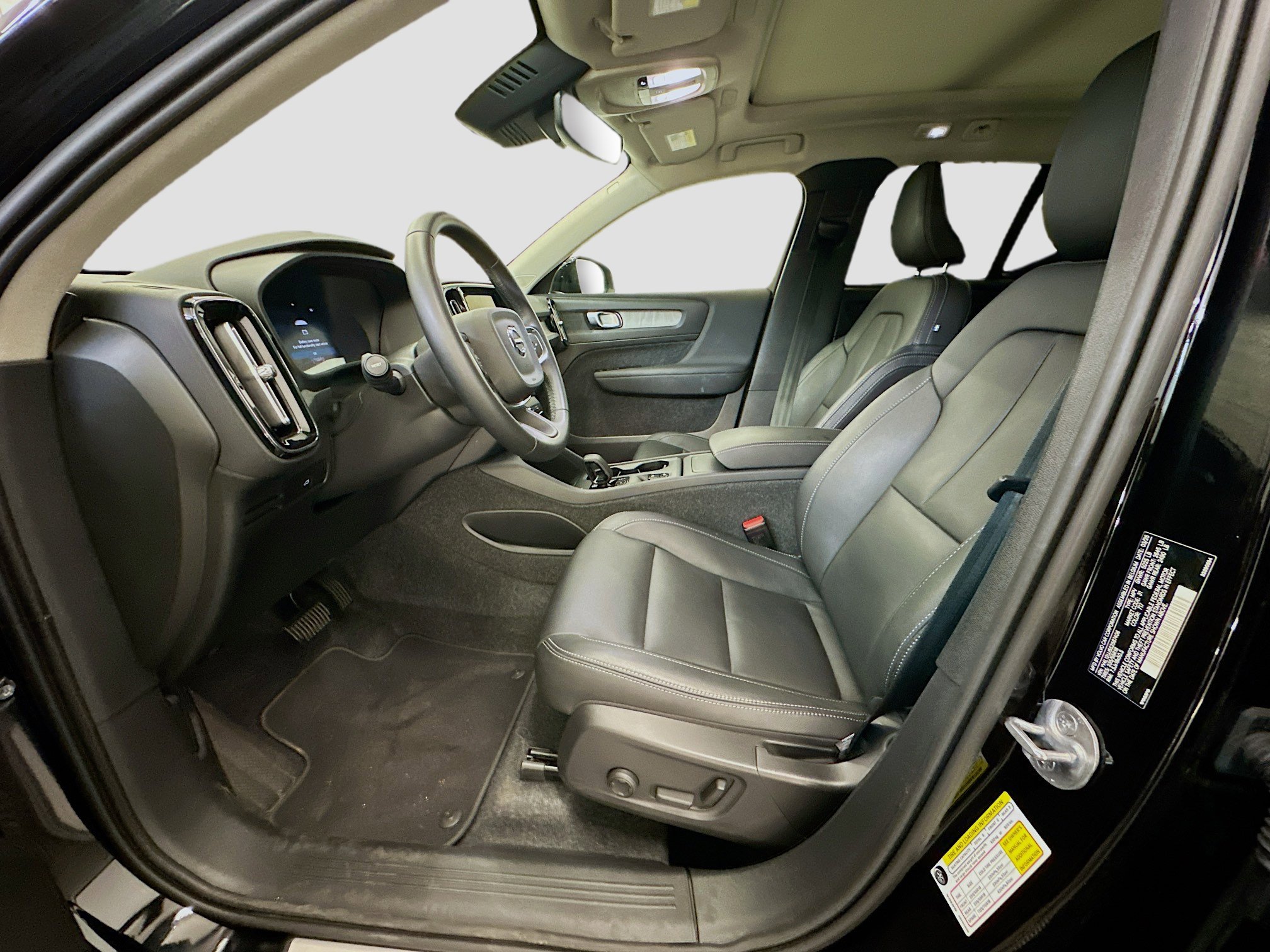 Used 2025 Volvo XC40 B5 Core image 13