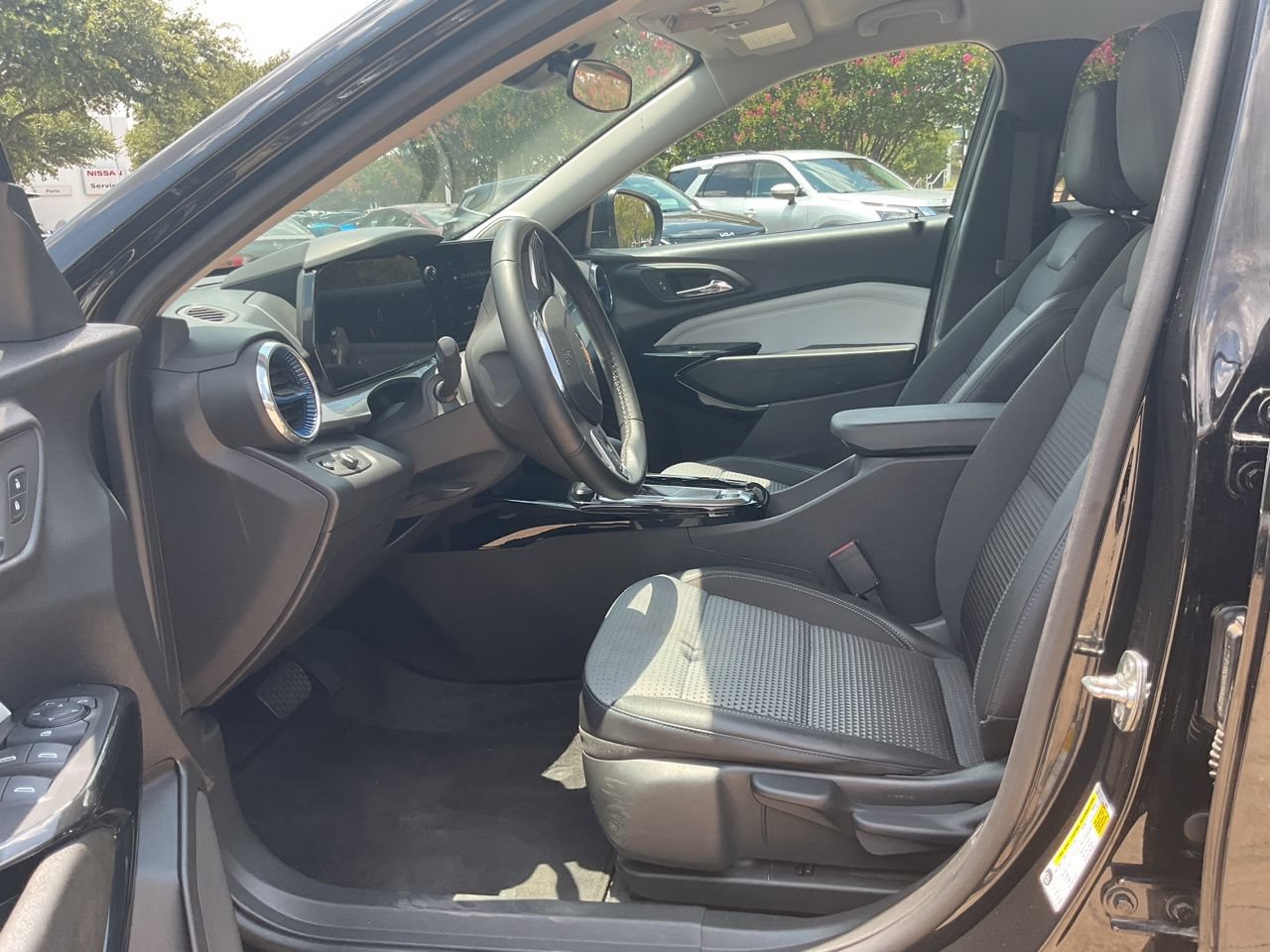 Used 2025 Chevrolet Trax LT FWD image 8