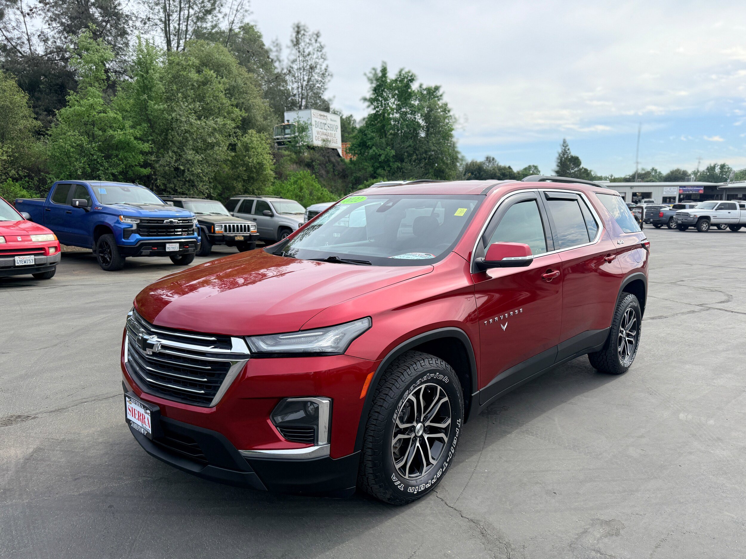 Used 2022 Chevrolet Traverse LT image 2
