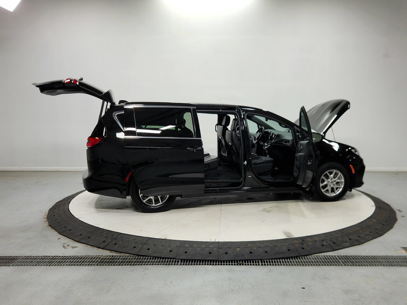 Used 2025 Chrysler Pacifica Select FWD image 17