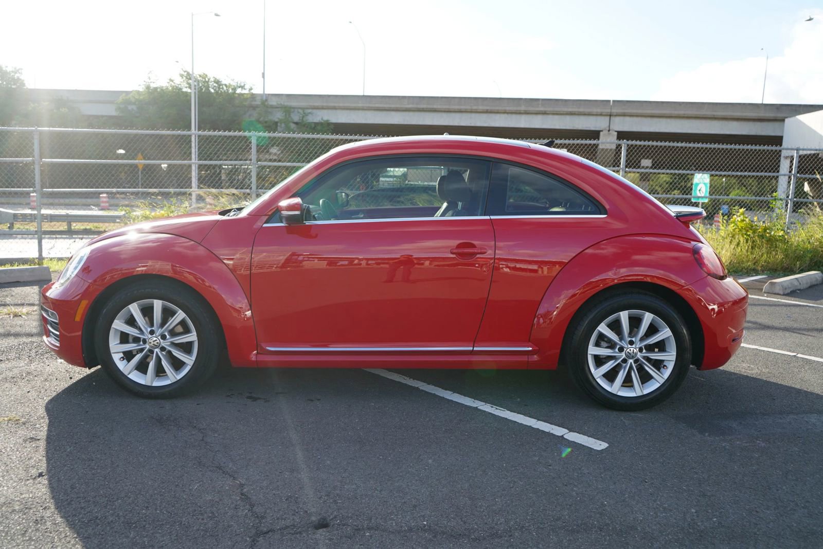 Used 2019 Volkswagen Beetle 2.0T SE image 2
