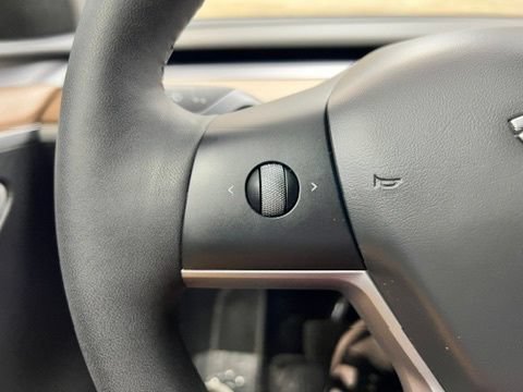 Used 2025 Tesla Model Y Long Range AWD/4WD image 9