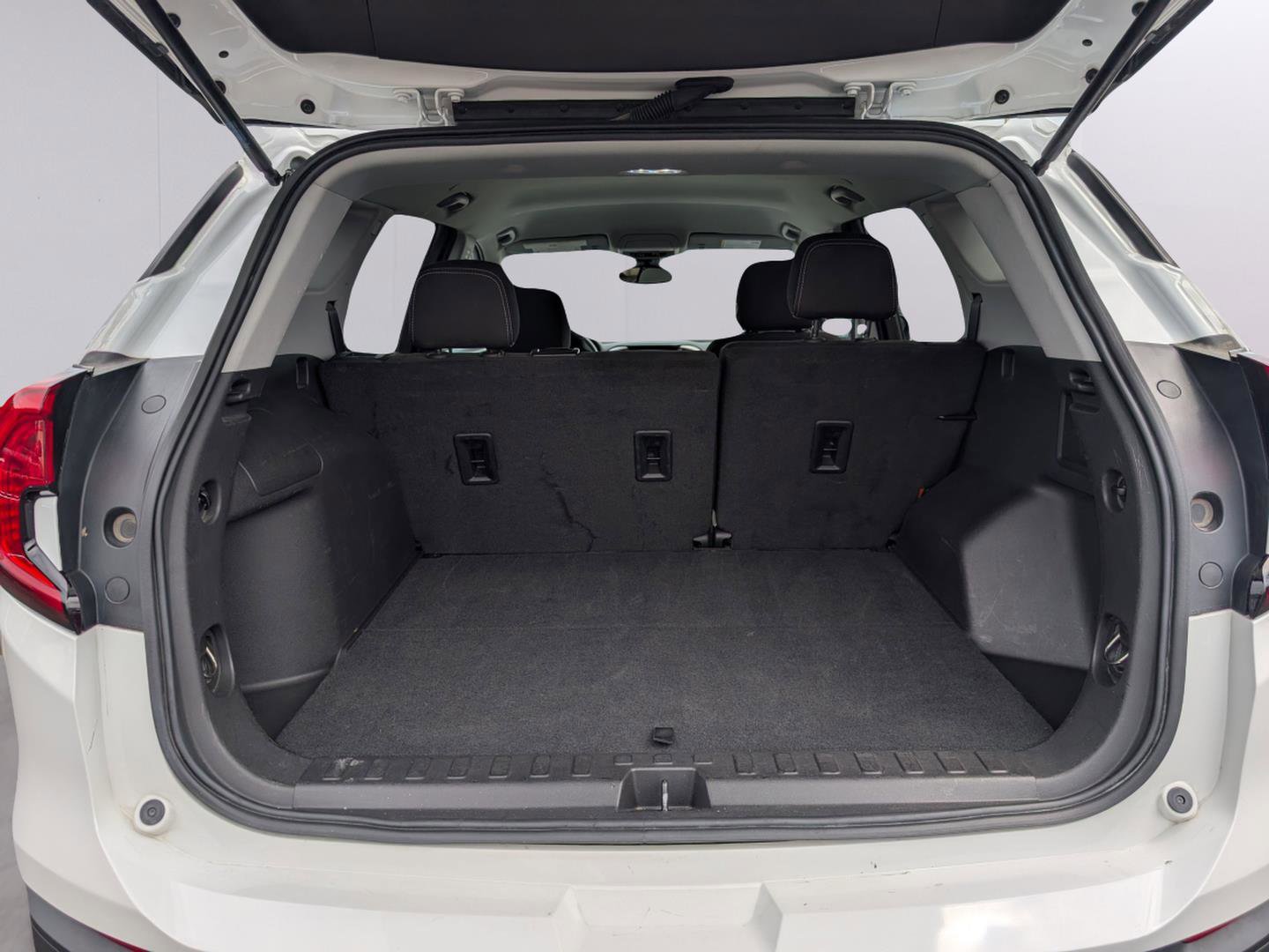 Used 2024 GMC Terrain SLE FWD image 33