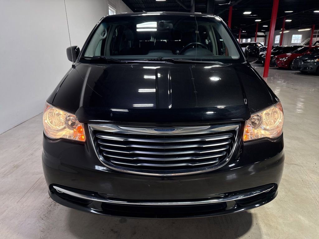 Used 2015 Chrysler Town & Country Touring image 9