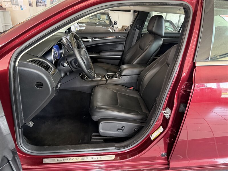 Used 2019 Chrysler 300 Limited RWD image 9