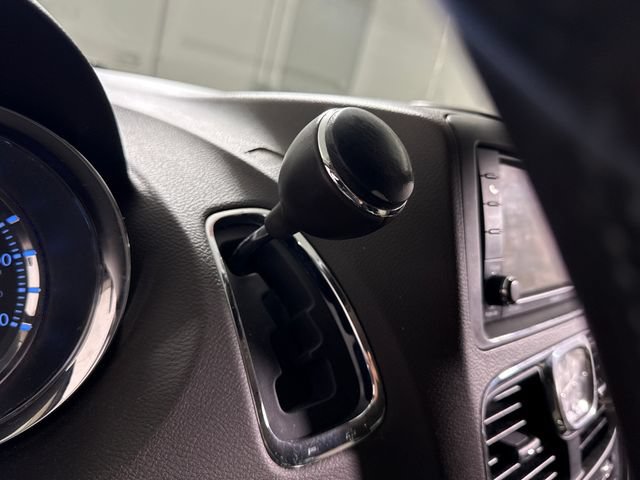 Used 2014 Chrysler Town & Country Touring FWD image 33