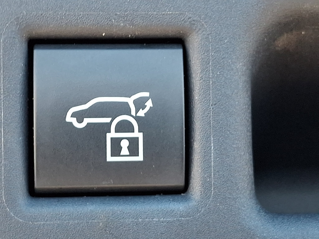 Certified 2025 Toyota Sienna XLE FWD image 38