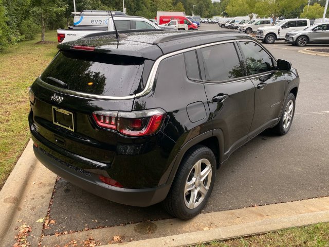 Used 2023 Jeep Compass Latitude w/ Sun and Sound Group AWD/4WD image 31