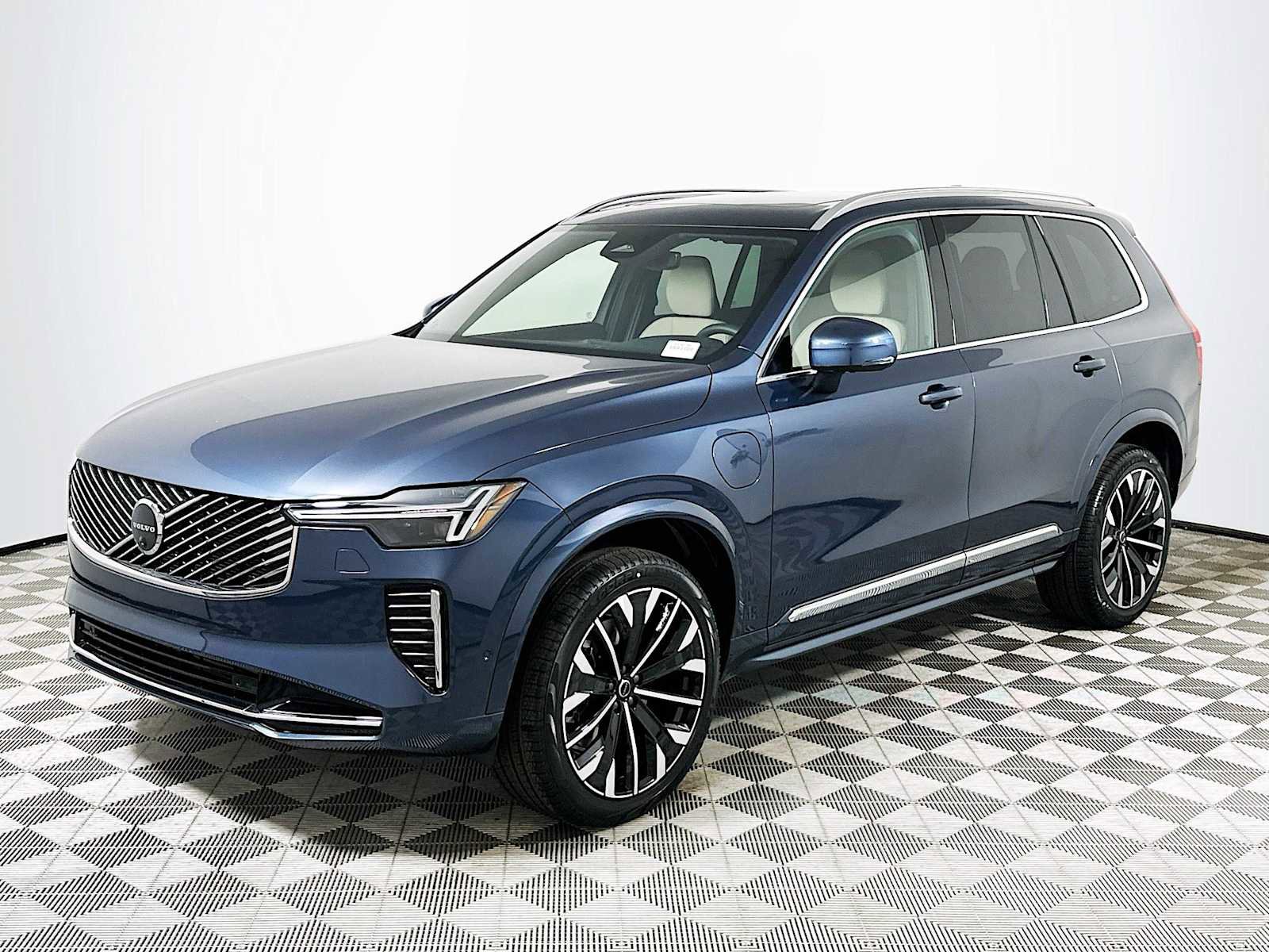 New 2026 Volvo XC90 T8 Plus image 3