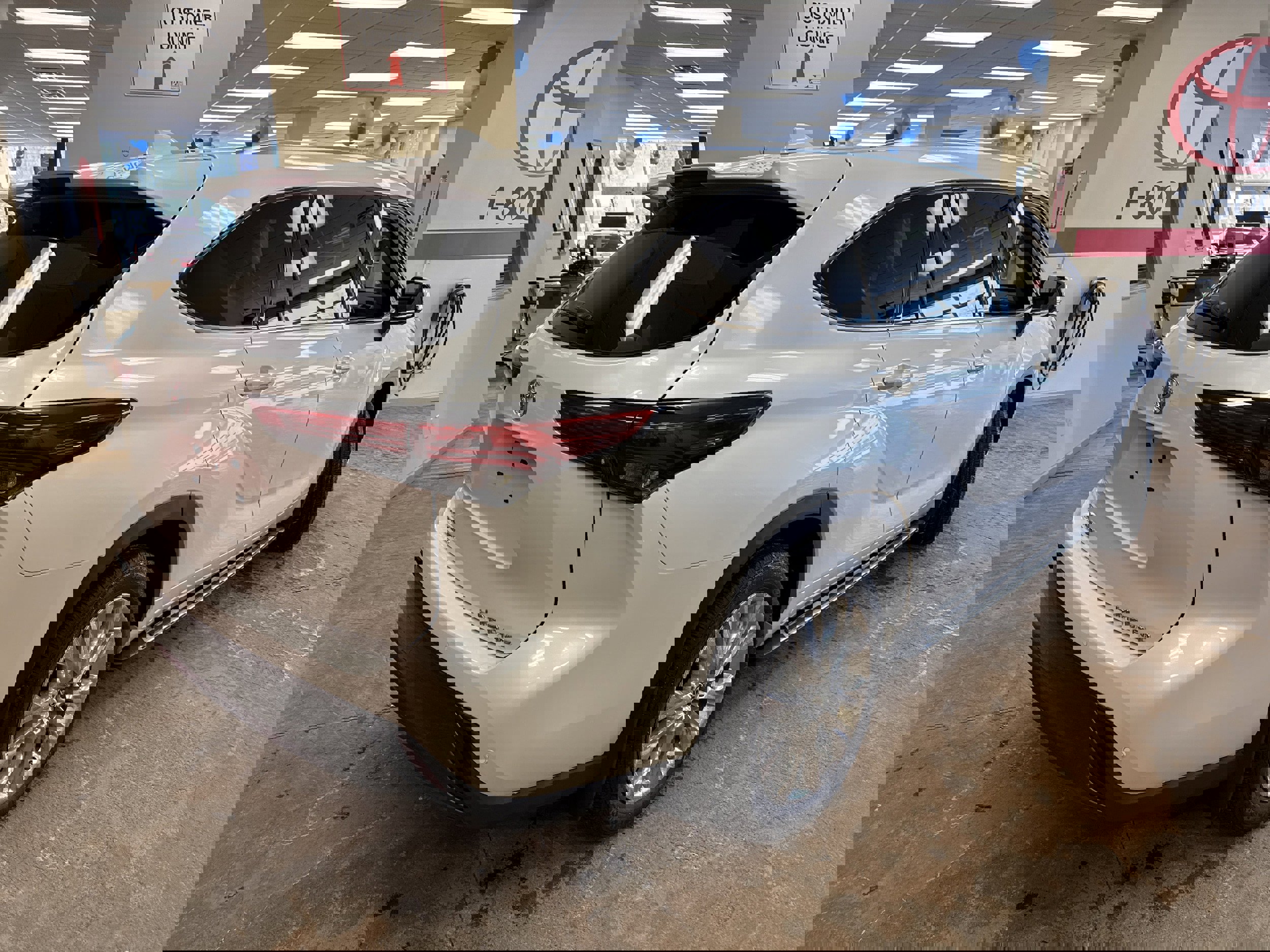 Used 2023 Toyota Highlander Limited image 12