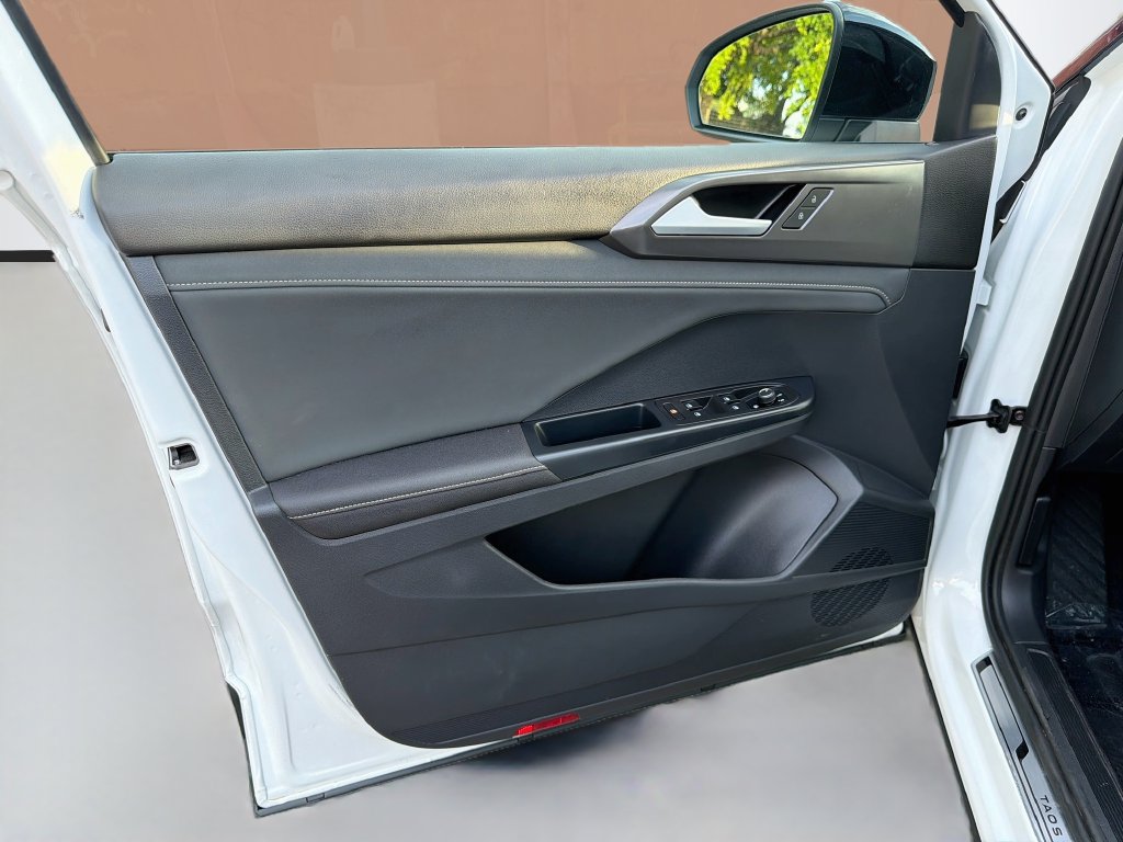 Used 2025 Volkswagen Taos SE FWD image 20