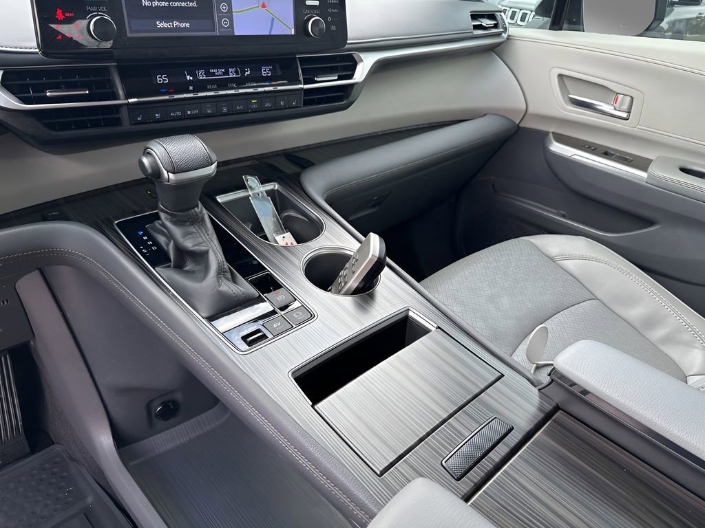 Used 2021 Toyota Sienna Limited image 35