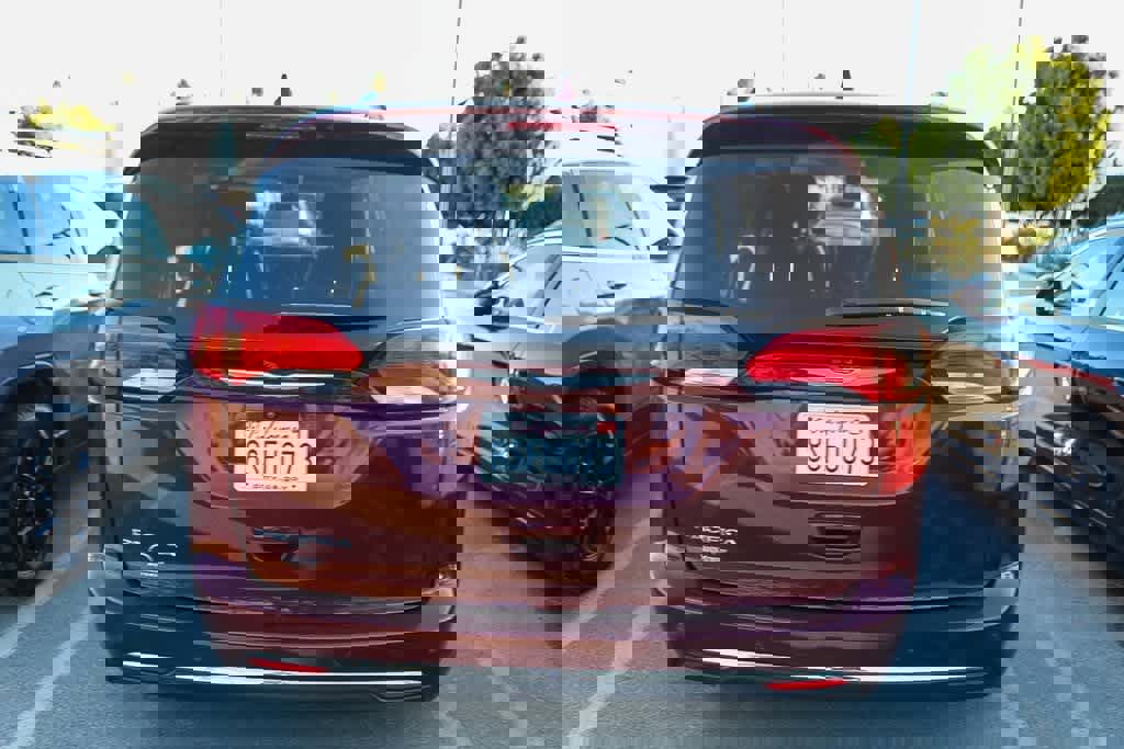 Used 2019 Chrysler Pacifica Touring-L Plus w/ Tire & Wheel Group image 5