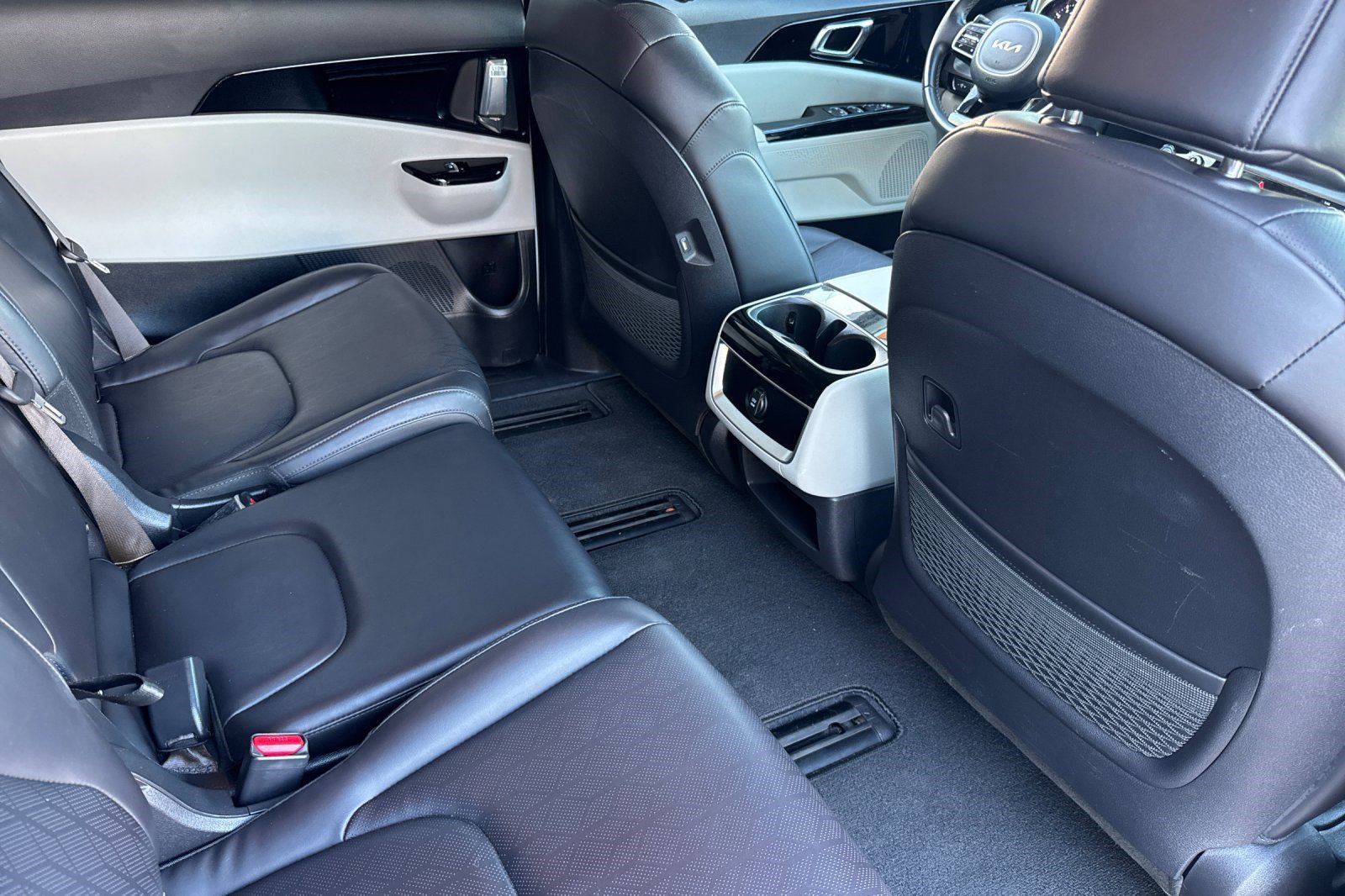 Used 2024 Kia Carnival EX FWD image 33