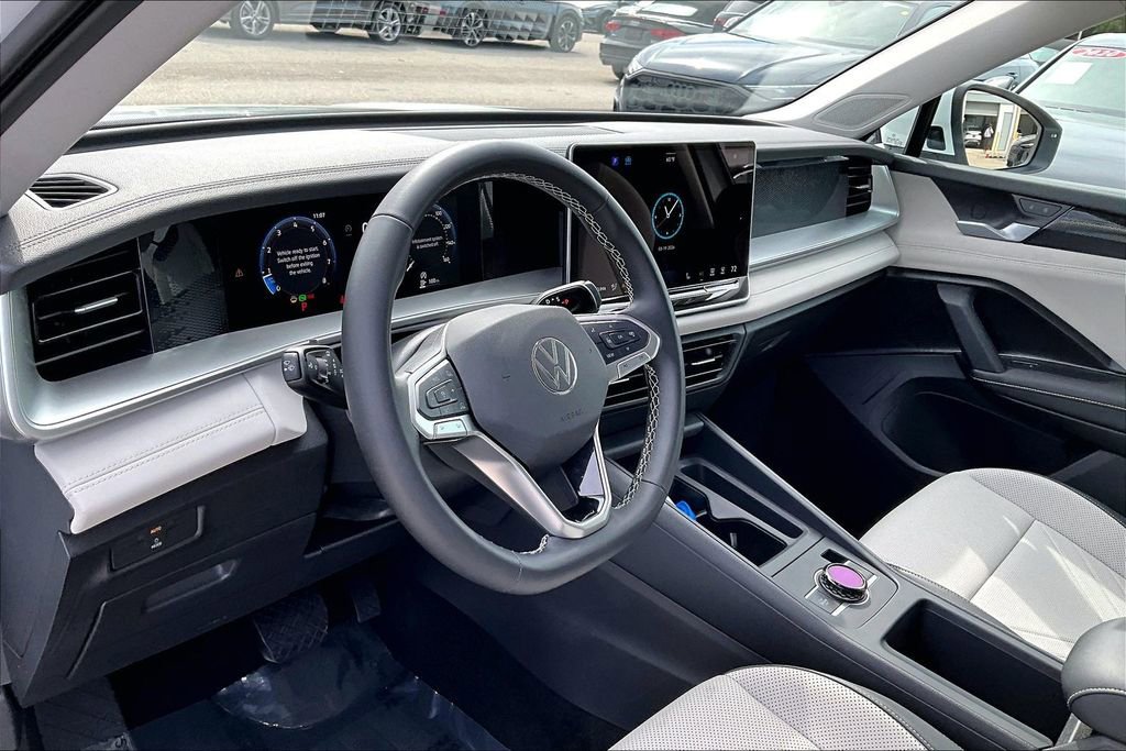 Certified 2025 Volkswagen Tiguan SE image 14